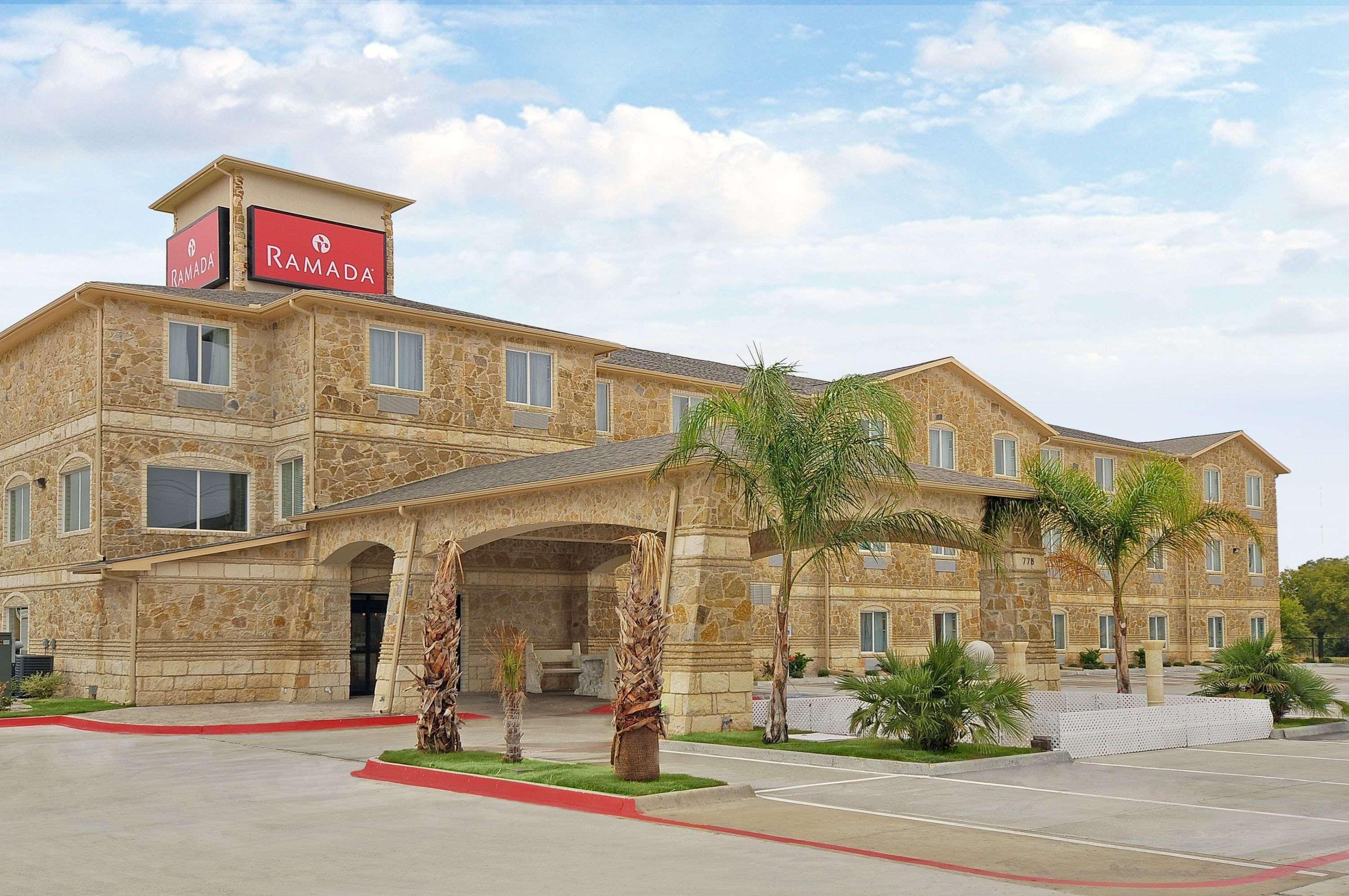 Ramada By Wyndham South Waco Hotel Hewitt Exterior photo